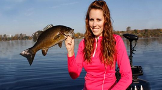 Ashley, pêcheuse et écrivaine, partage son amour de la pêche et son plaisir d’être sur l’eau